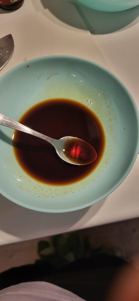 Mélanger la sauce soja, le miel (ou sucre) et le vinaigre de riz. Verser cette sauce sur le poulet et laisser mijoter 2 minutes.