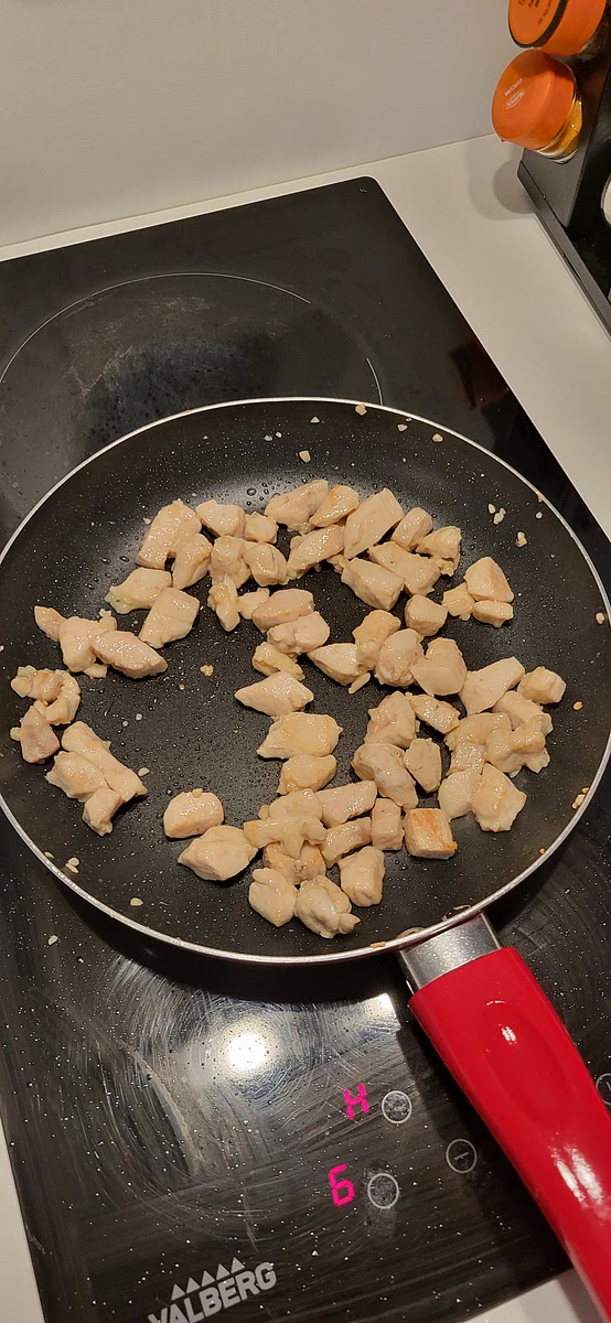 Faire chauffer l’huile dans une poêle, ajouter l’ail émincé (si utilisé), puis faire revenir le poulet jusqu’à ce qu’il soit doré.