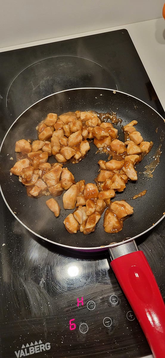 Ajouter le mélange Maïzena + eau pour épaissir la sauce et obtenir une texture nappante.