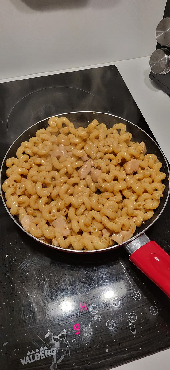 Incorporer les pâtes dans la poêle avec la sauce. Ajouter un peu d’eau de cuisson des pâtes pour bien enrober le tout.