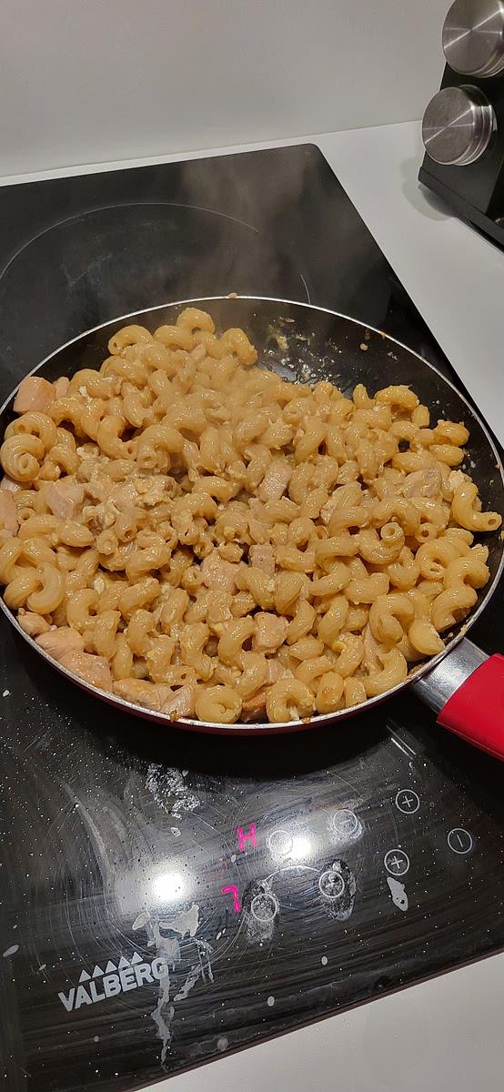 Casser l’œuf directement dans la poêle et mélanger rapidement pour qu’il s’intègre à la sauce et aux pâtes.