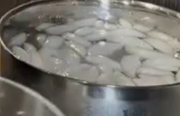pour water and ice into a bowl, later you will put it there tanghulu.