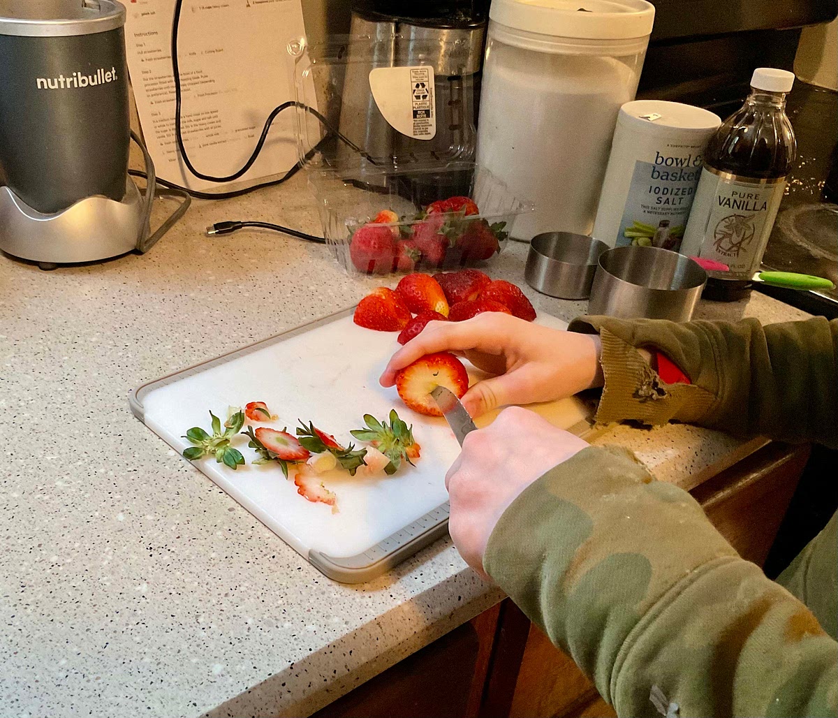 Hull strawberries