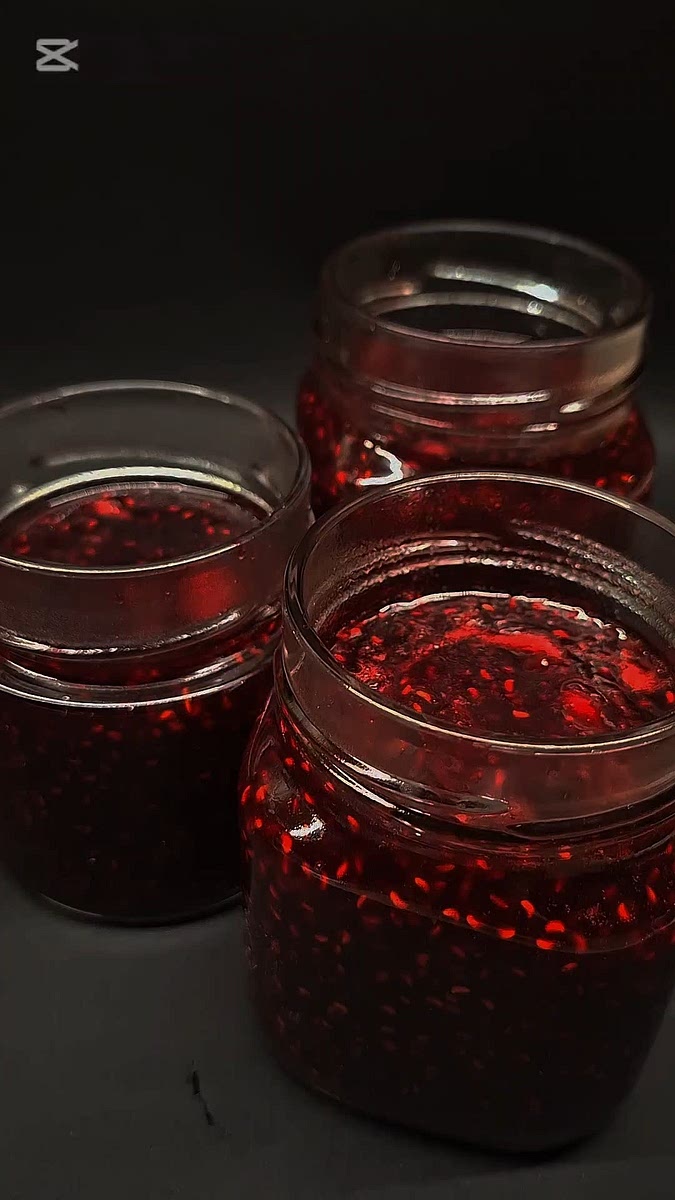 Let the jam cool without placing a lid over.