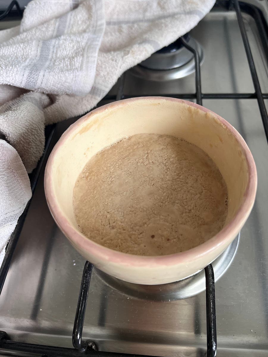 Activa la levadura mezclándola con el azúcar y 100 ml de agua tibia, deja reposar 10 minutos