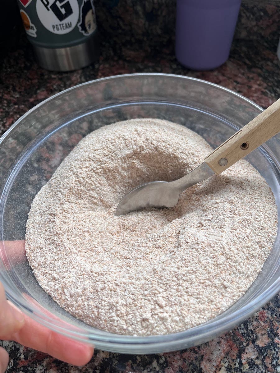 En un bowl coloca los 500 gramos de harina integral, la sal en un rinconcito y las dos cucharadas de aceite de oliva