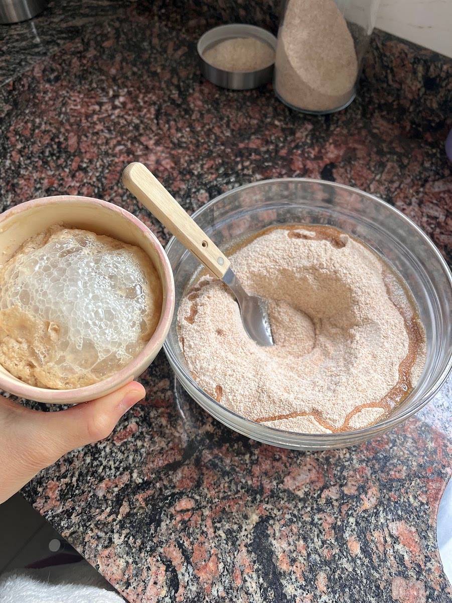 Una vez que se activo la levadura agrégala en el centro del bowl de a poco tratando de evitar que se toque con la sal