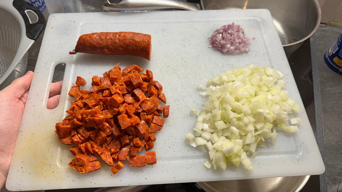 Émincer finement l’échalote, l’oignon et les tomates séchées.
Enlever la peau du chorizo et le couper en petits dés.