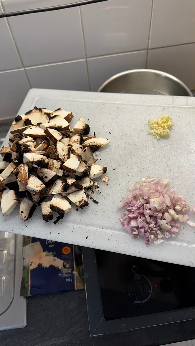 Émincer les champignons, l’ail et les échalotes.