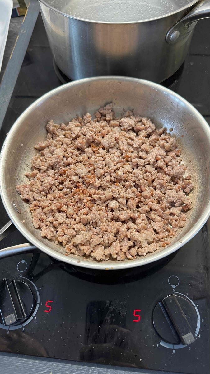 Retirer la peau des saucisses, les défaire et les cuire dans une poêle avec un filet d’huile d’olive jusqu’à ce qu’elles colorent.
Saler et poivrer.