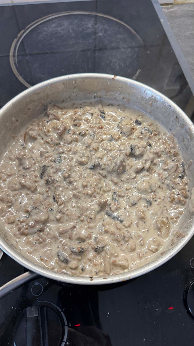 Réchauffer l’ensemble puis ajouter la crème. Une fois la crème chaude, ajouter le parmesan. Saler et poivrer.
Ajouter la cuillère à soupe d’eau de cuisson des pâtes.
Ajouter le(s) jaune(s) d’œuf et bien mélanger pour aérer sur feu éteint.