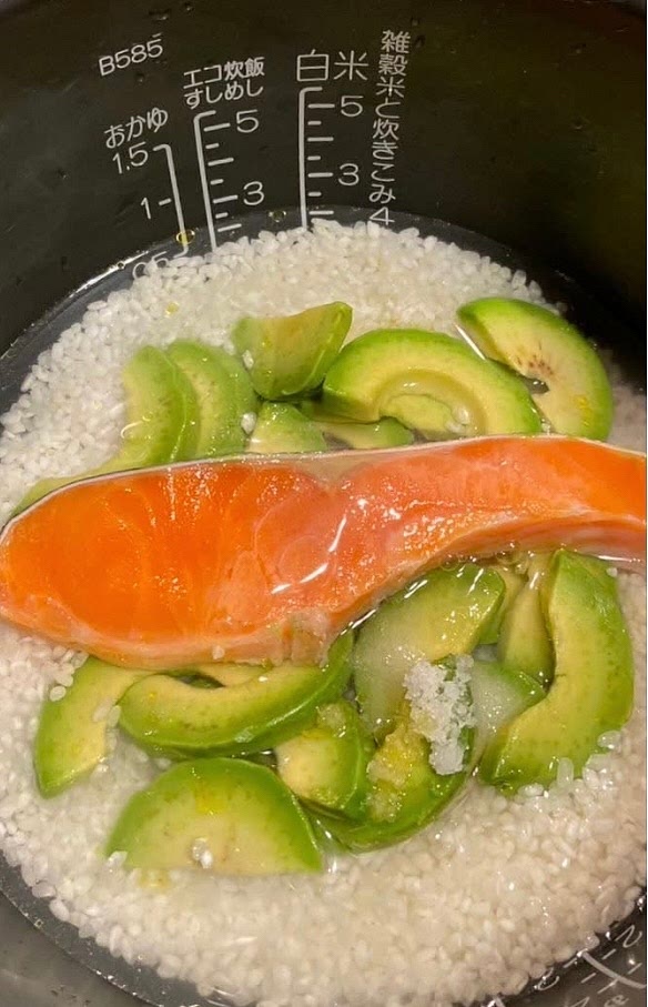黒胡椒以外の材料を全て炊飯器入れ炊くだけ。黒胡椒たっぷり振って食べるのがオススメです。