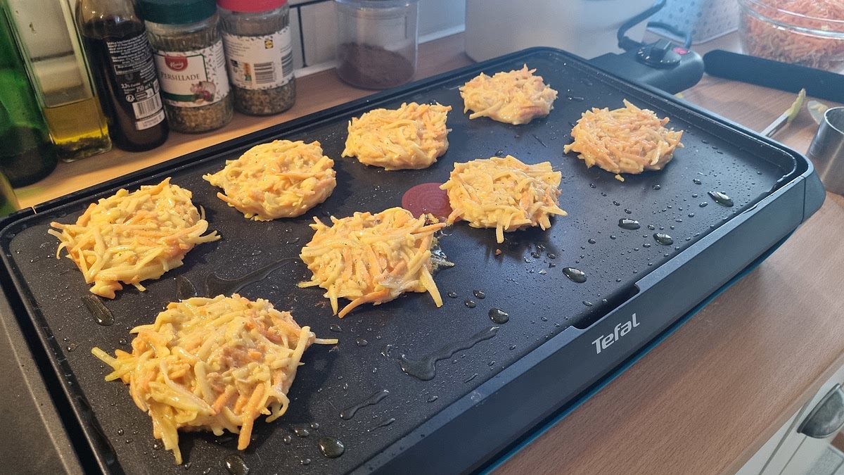 Avec un peu d'huile, soit cuire en râpés sur la plancha par exemple (avec un cercle, cuire pour former et que ça tienne) ou cuire en tas fouillis