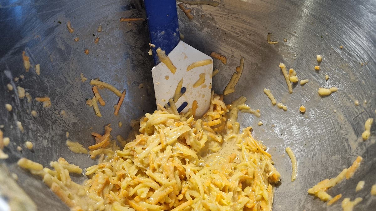 Au robot feuille, mélangez les patates, les oeufs, sel, poivre, herbes et un peu de farine (environ 1 tasse)