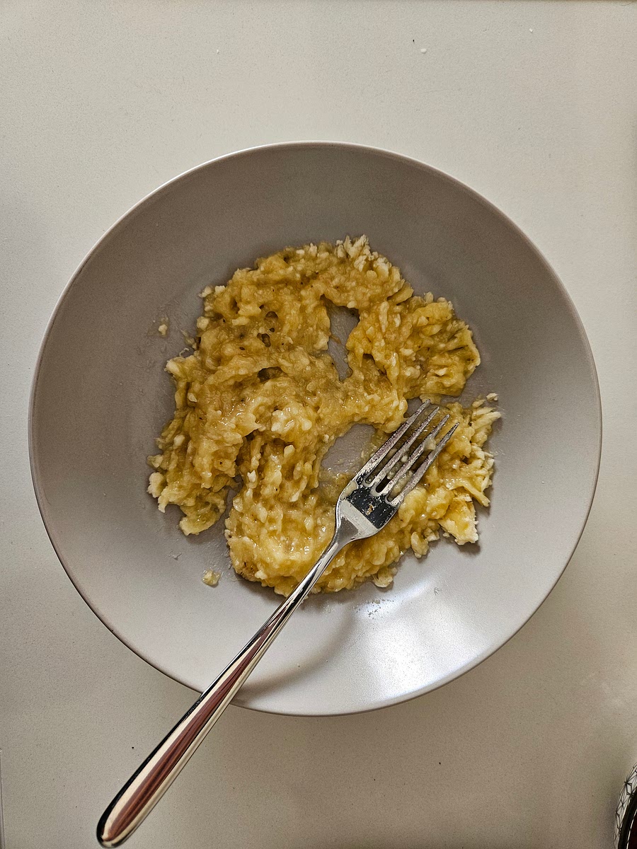 1️⃣ Schiaccia la banana usando la forchetta.