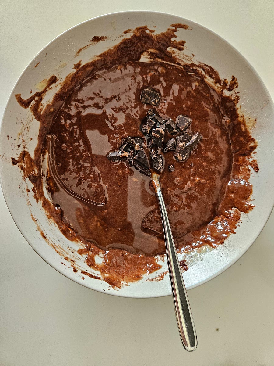 4️⃣ Versa l’olio e amalgama per bene. Quando l'impasto è bello omogeneo, aggiungi anche le gocce di cioccolato.