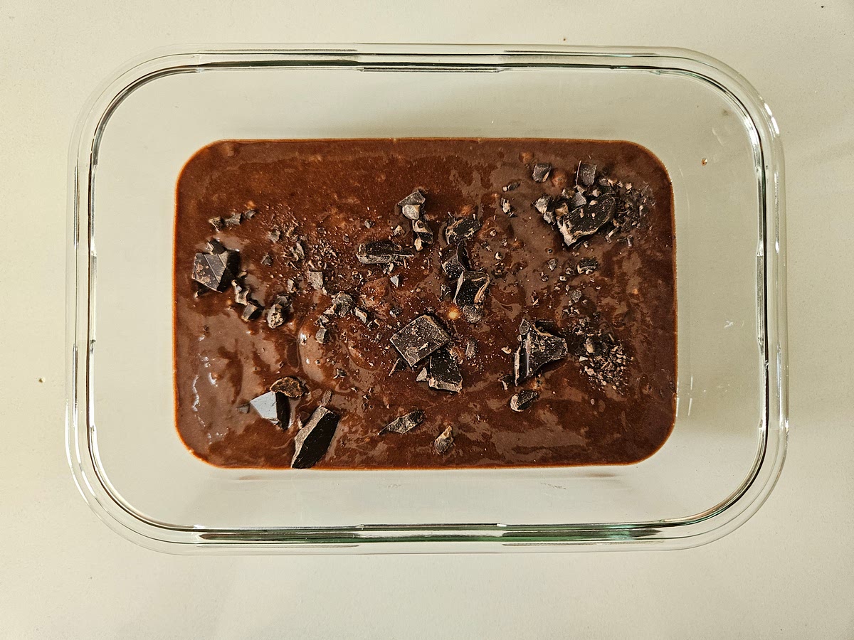 5️⃣ Versa l’impasto nella ciotola in Pyrex e decora la superficie con altre goccine di cioccolato