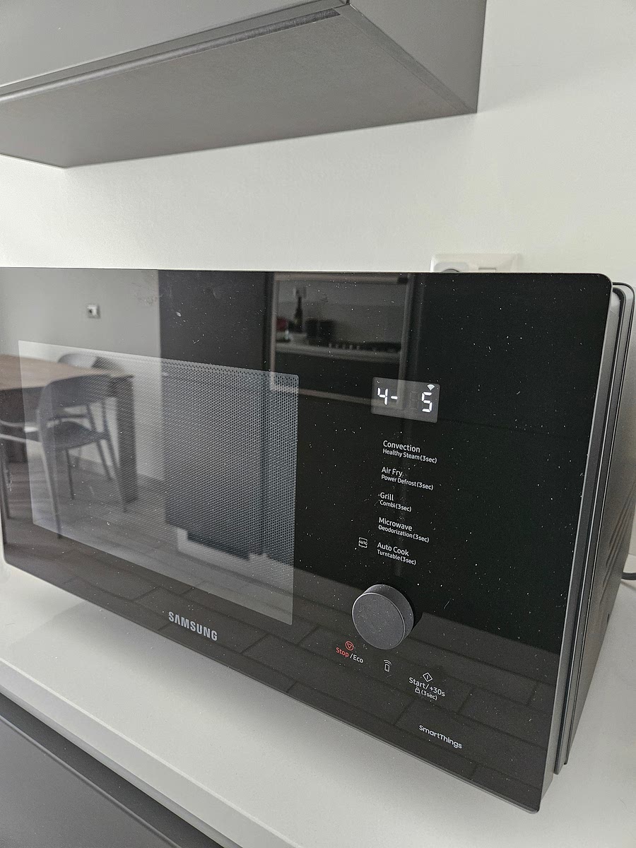 6️⃣ Cuoci nel microonde con la modalità dolci/Muffin (programma 4 - 5 Auto Cook, il programma si avvia automaticamente per 38 minulti, inserisci la teglia posta sopra alla griglia bassa al termine del preriscaldamento dopo il segnale acustico).