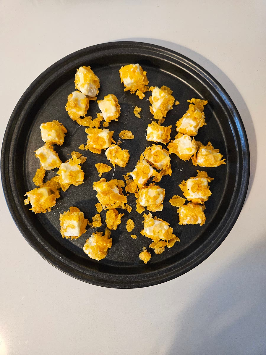 4️⃣Cuoci nel microonde sul piatto doratore riposto sopra alla griglia alta, in modalità Air Fry a 200°C per 10 minuti.