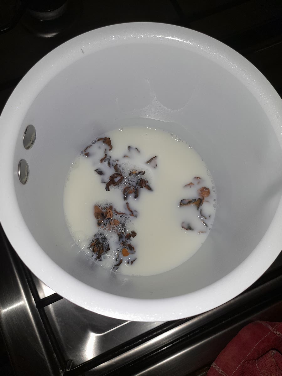 Calentar la leche con las flores de jazmín secas a fuego bajo para que no dañe las flores hasta que casi hierva.