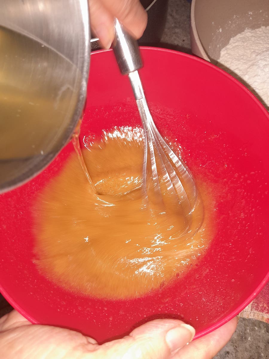 Incorporar el aceite de coco derretido en forma de hilo mientras se sigue batiendo.