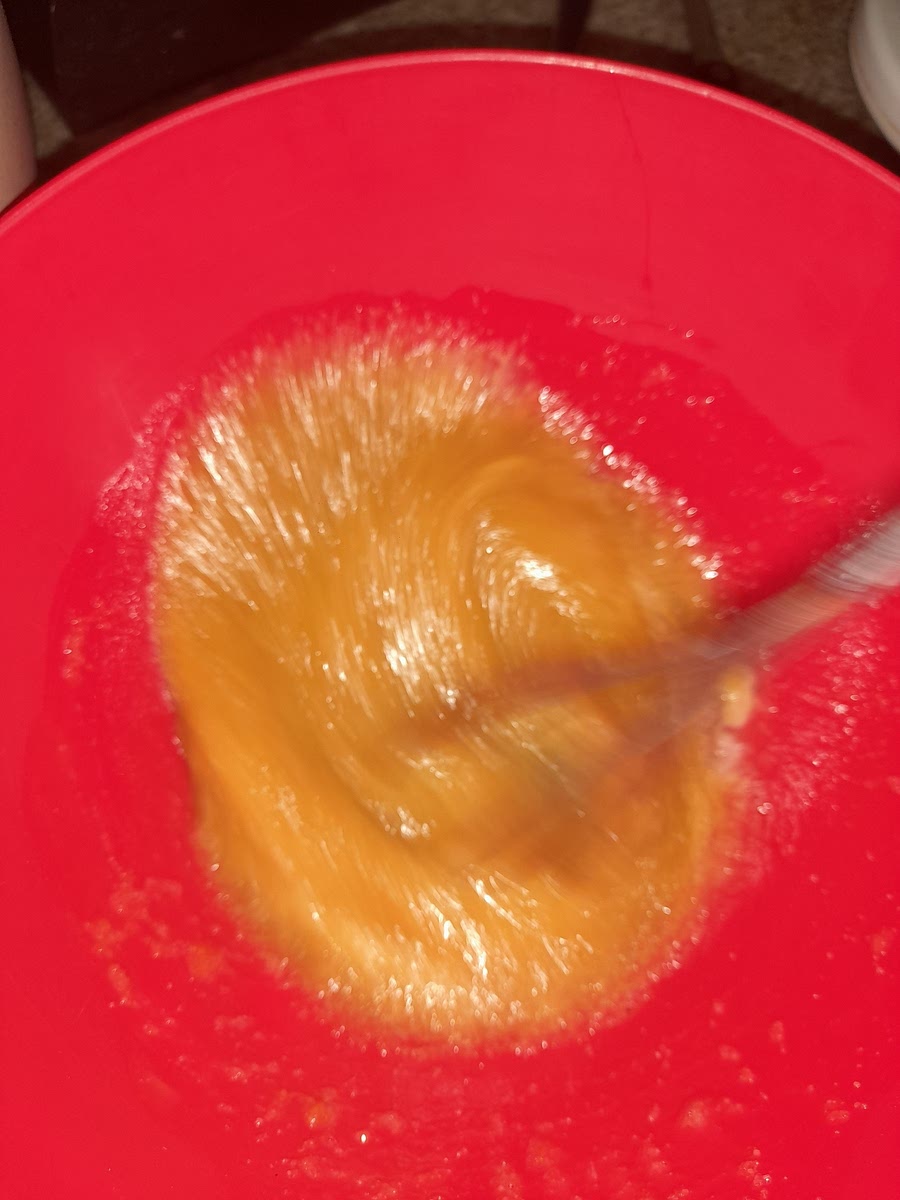 Batir a mano los huevos con el azúcar hasta que estén espumosos.