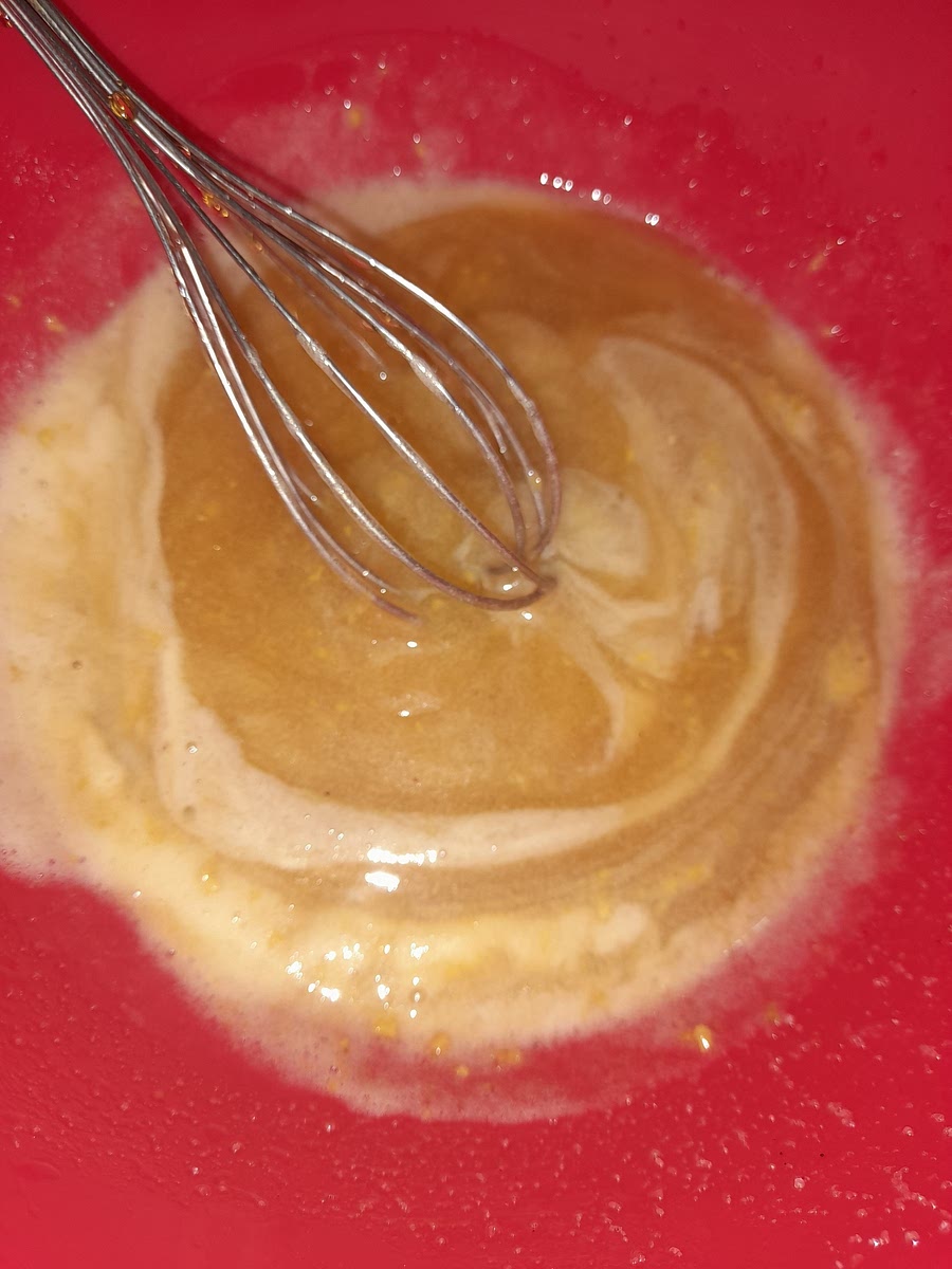 Agregar la miel, la ralladura y el jugo de limón y la nuez moscada.