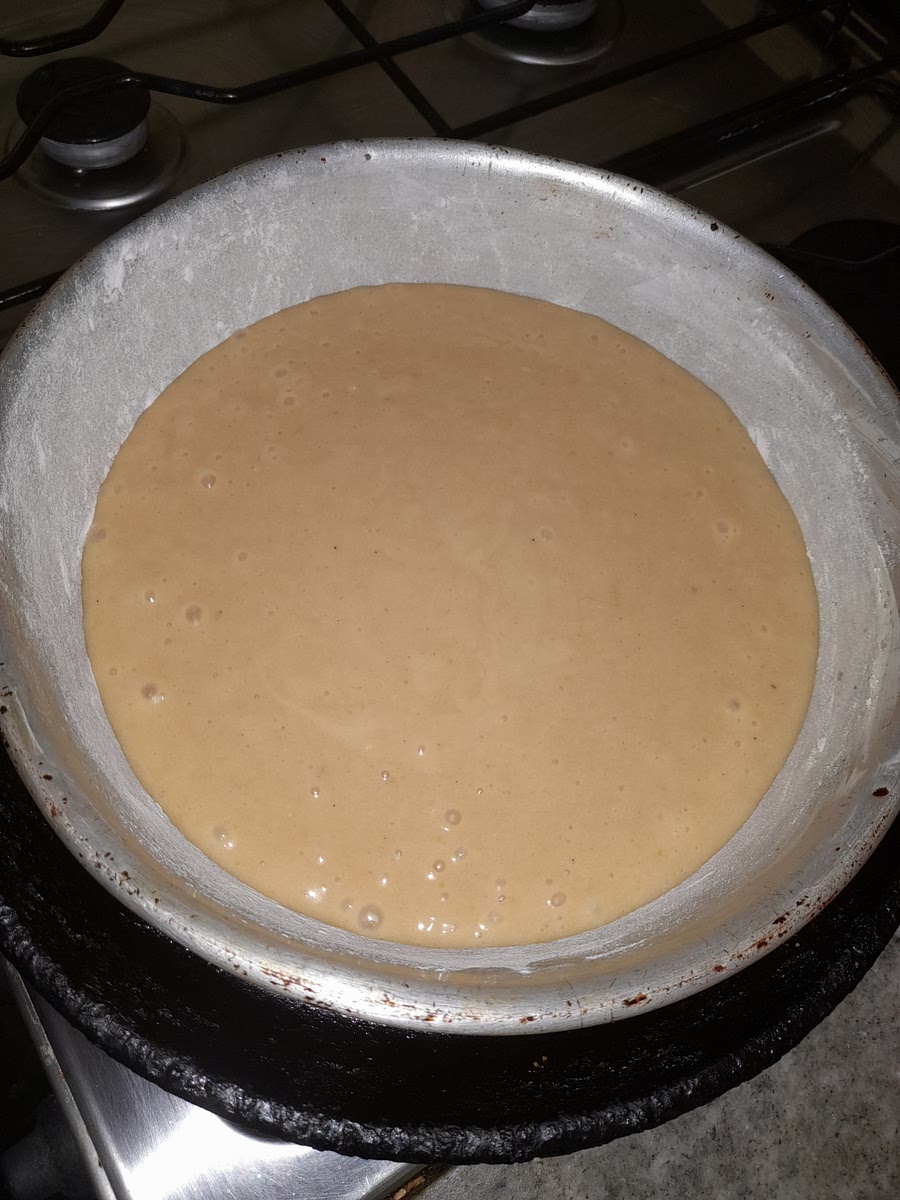 Verter la mezcla en un molde enmantecado y enharinado.