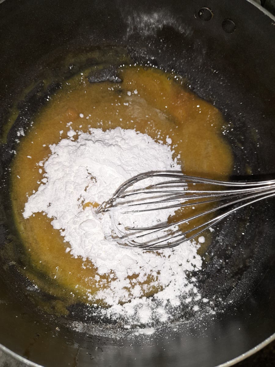 Batir las yemas con el azúcar y la fécula hasta integrar.