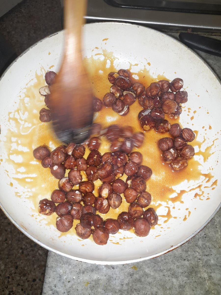 Agregar las avellanas y mezclar rápido.