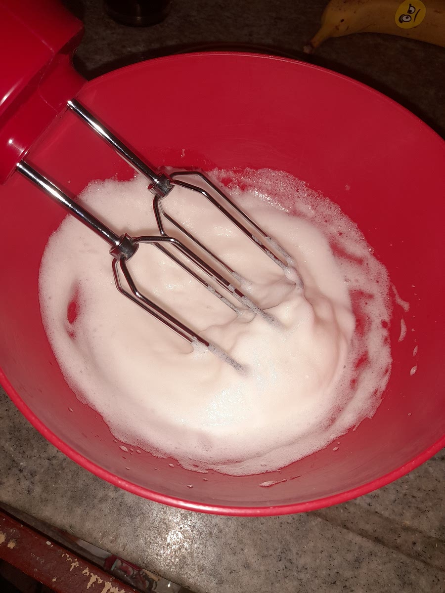 Batir en batidora eléctrica las claras a punto nieve y agregar los 50g de azúcar hasta formar un merengue firme.