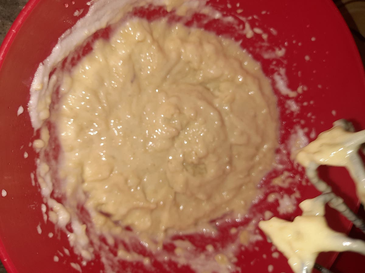 Integrar el merengue a la crema pastelera con movimientos envolventes.