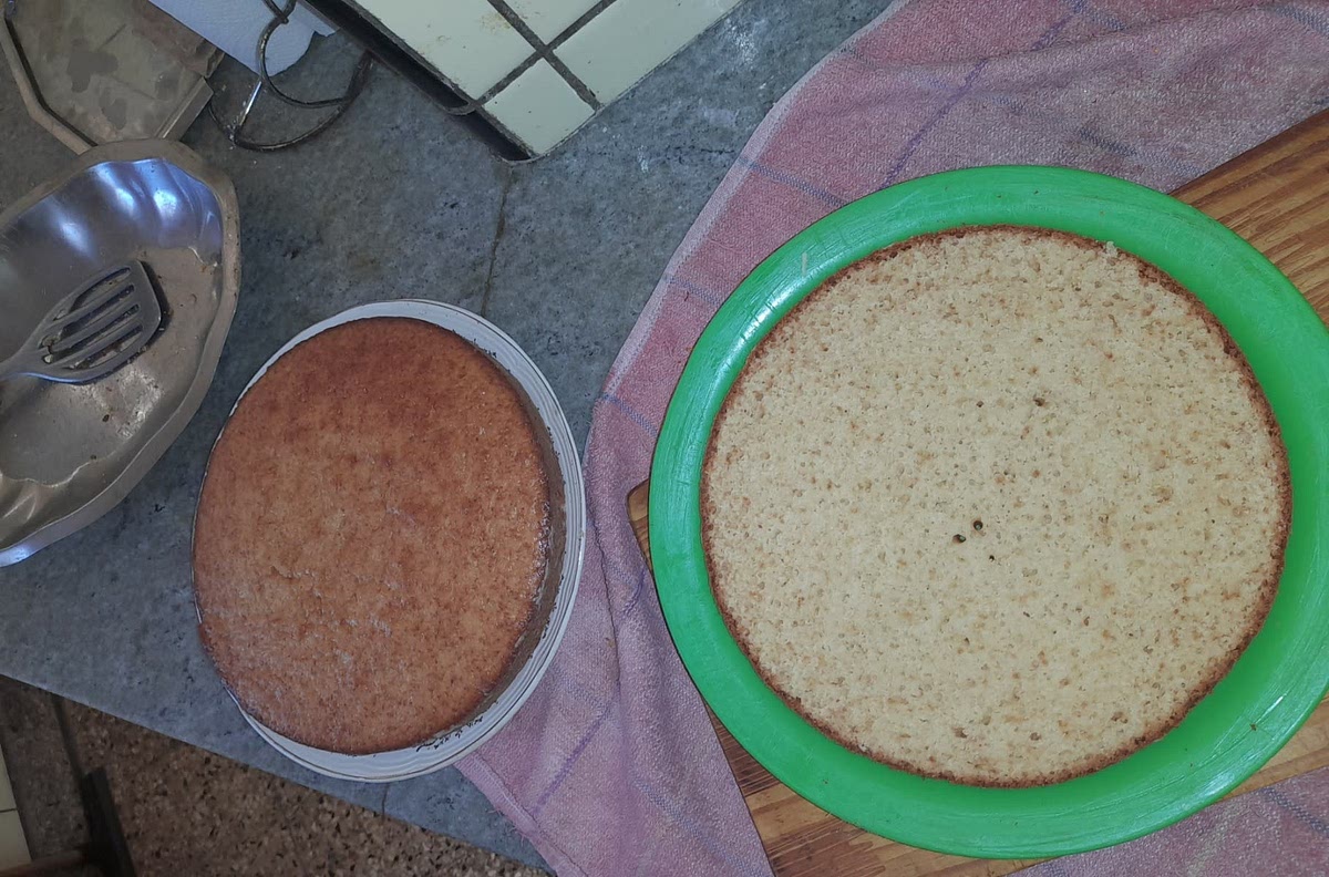 Cortar el bizcocho en dos mitades.