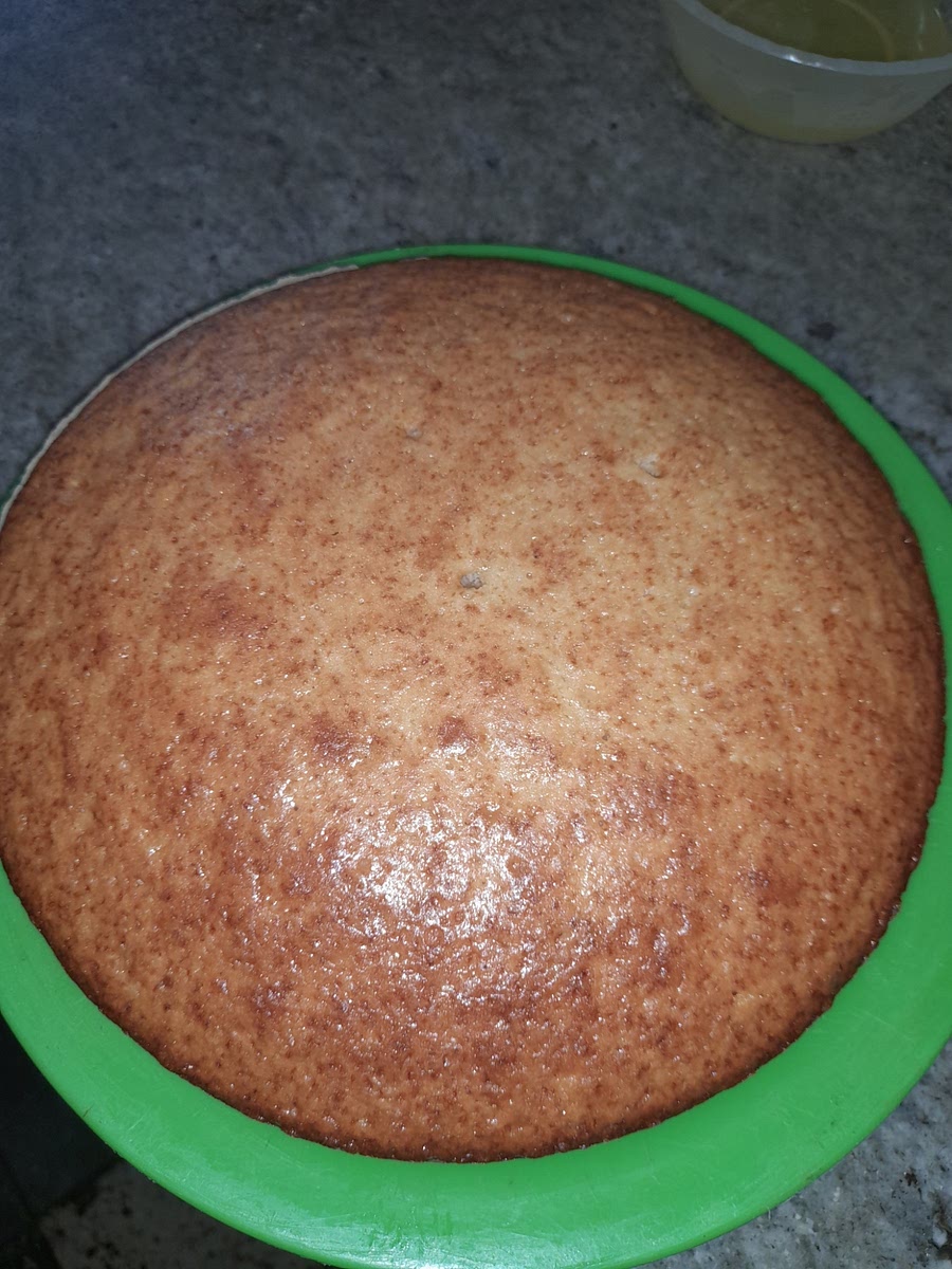 Desmoldar y dejar enfriar completamente antes de cortar y rellenar.