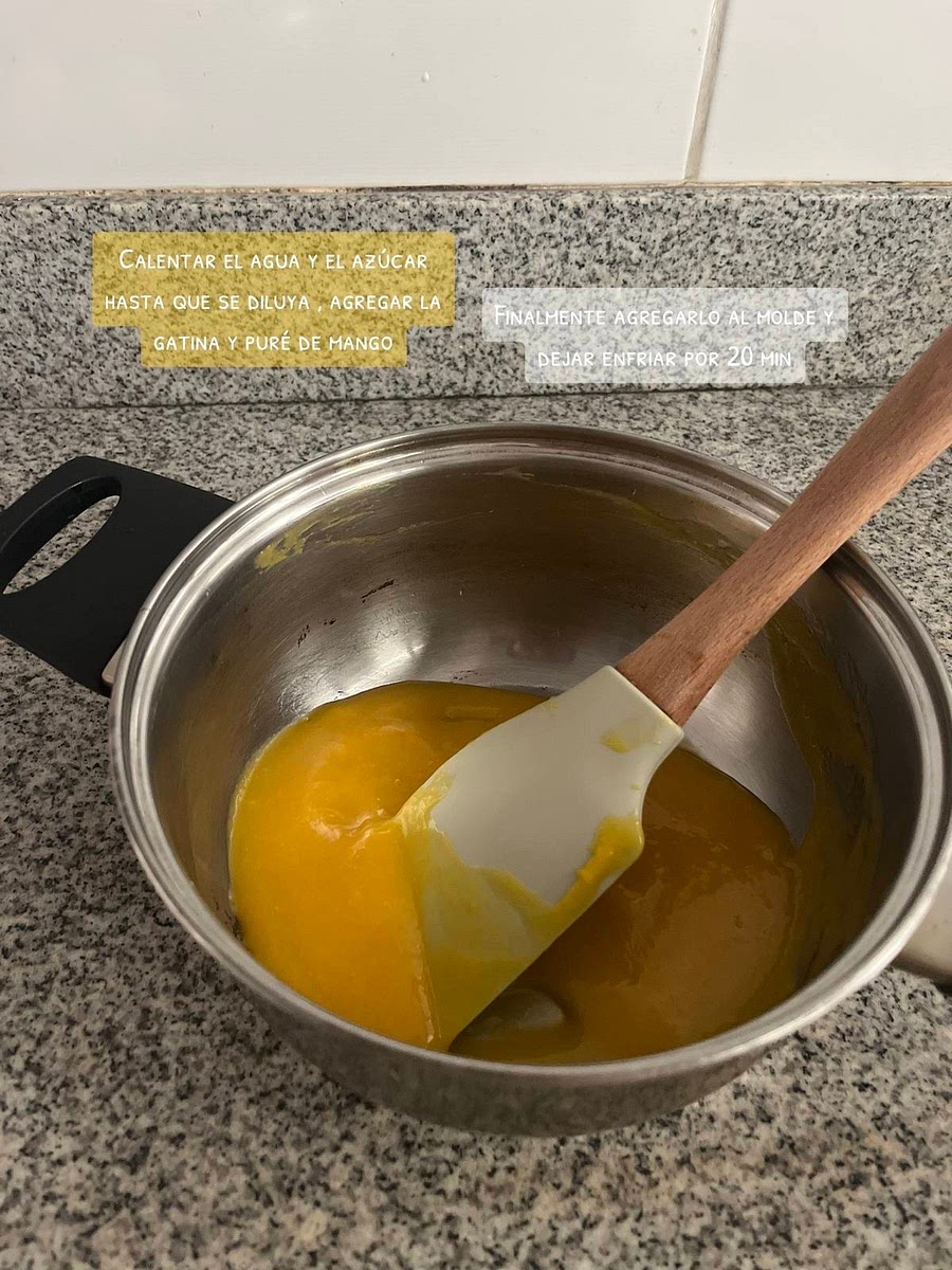2. Place the mango into a food processor and grind until smooth. Separate into 2 bowls : 60gr for the cheesecake and 40gr for the mango jelly.