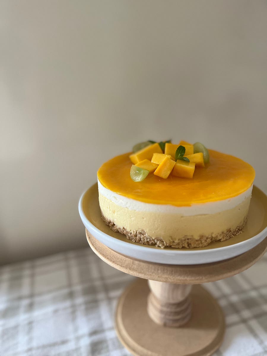 7. After a few hours, pour the mango jelly (mix the mango purée and gelatin) on top . Place the cheesecake in the refrigerator for an additional 1-2 hours