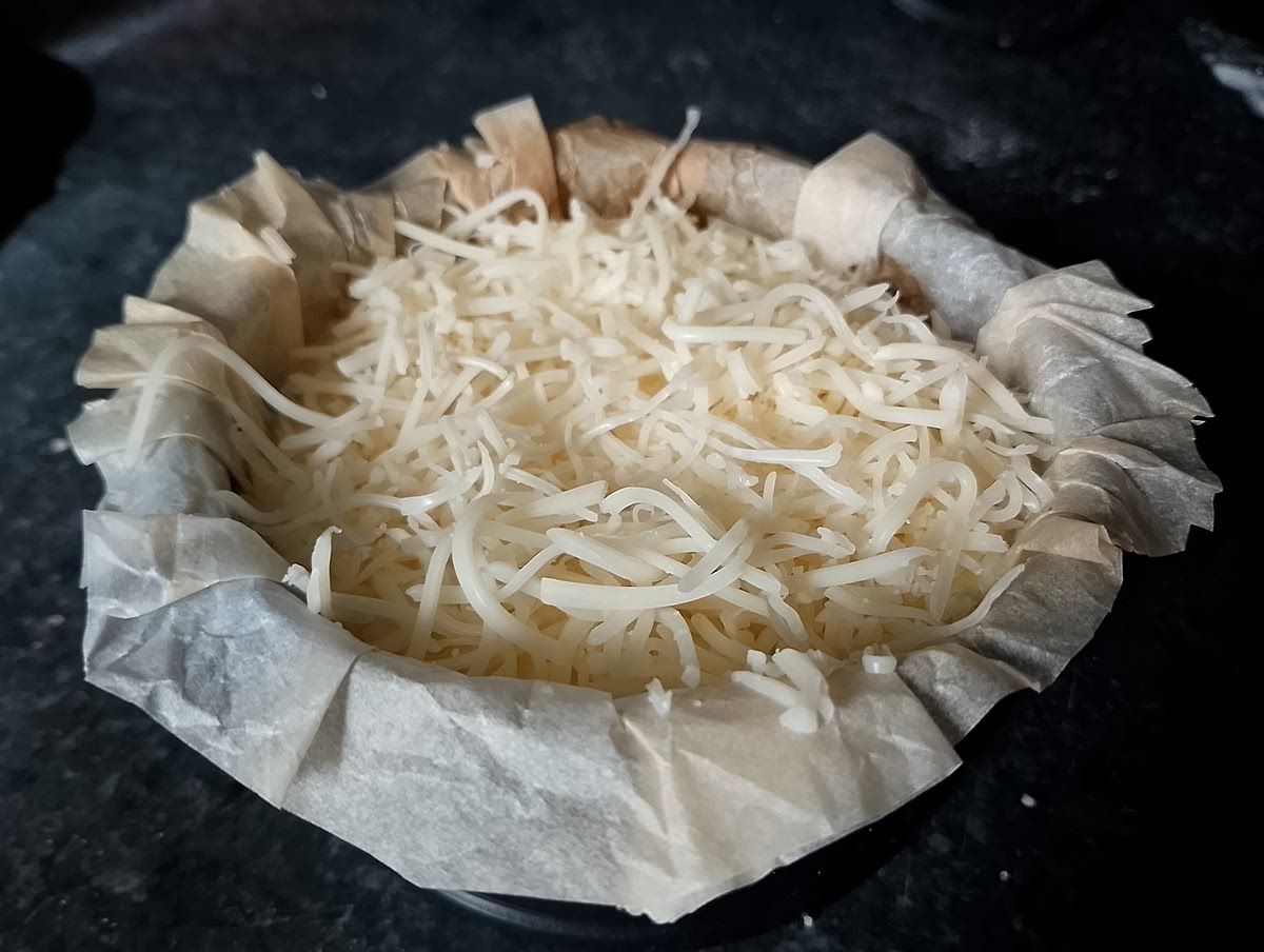 Verser dans un petit moule munis de papier cuisson.
Saupoudrer de parmesan ou de gruyère râpé.