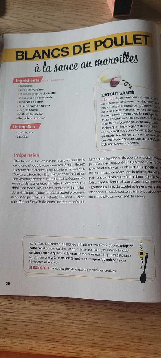 Ôtez la partie dure de la base des endives. Faites cuire les endives à la vapeur environ 15 min. Retirez la croûte du maroilles et coupez-le en morceaux. Ciselez la ciboulette. Égouttez soigneusement les endives en les pressant entre les mains. Coupez-les en deux dans la longueur. Faites fondre le beurre dans une poêle, ajoutez les endives et faites-les dorer 4 min, puis ajoutez la cassonade et prolongez la cuisson jusqu'à caramélisation (5 min). Faites chauffer un filet d'huile dans une autre poêle et faites dorer les blancs de poulet sur toutes les faces jusqu'à ce qu'ils soient cuits (environ 15 min). Salez, poivrez et réservez. Dans la même poêle, mettez les morceaux de maroilles, la crème, du sel et du poivre, puis faites cuire à feu doux jusqu'à ce que le fromage ait fondu et que la crème soit nappante. Mettez les filets de poulet et les endives dans un plat, nappez-les de sauce au maroilles et parsemez de ciboulette au moment de servir