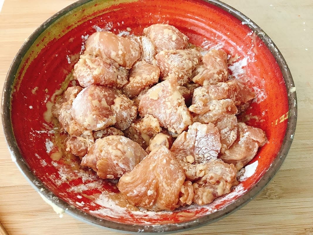 In the meantime, lightly coat the chicken with the starch. Toss well.