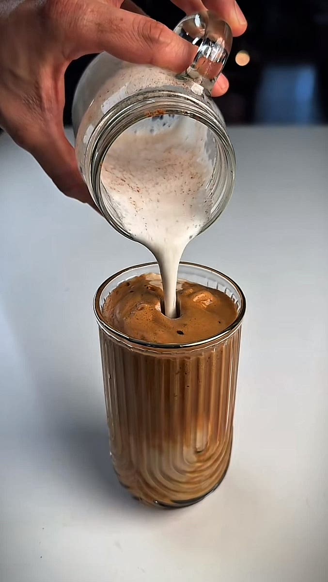 Finally, and the milk froth, stir and serve