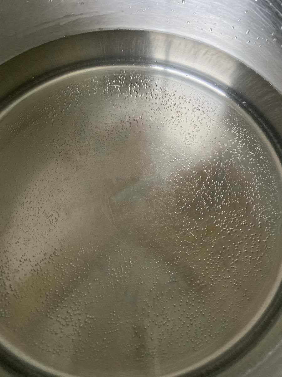 •	Fais bouillir de l’eau salée dans une casserole.