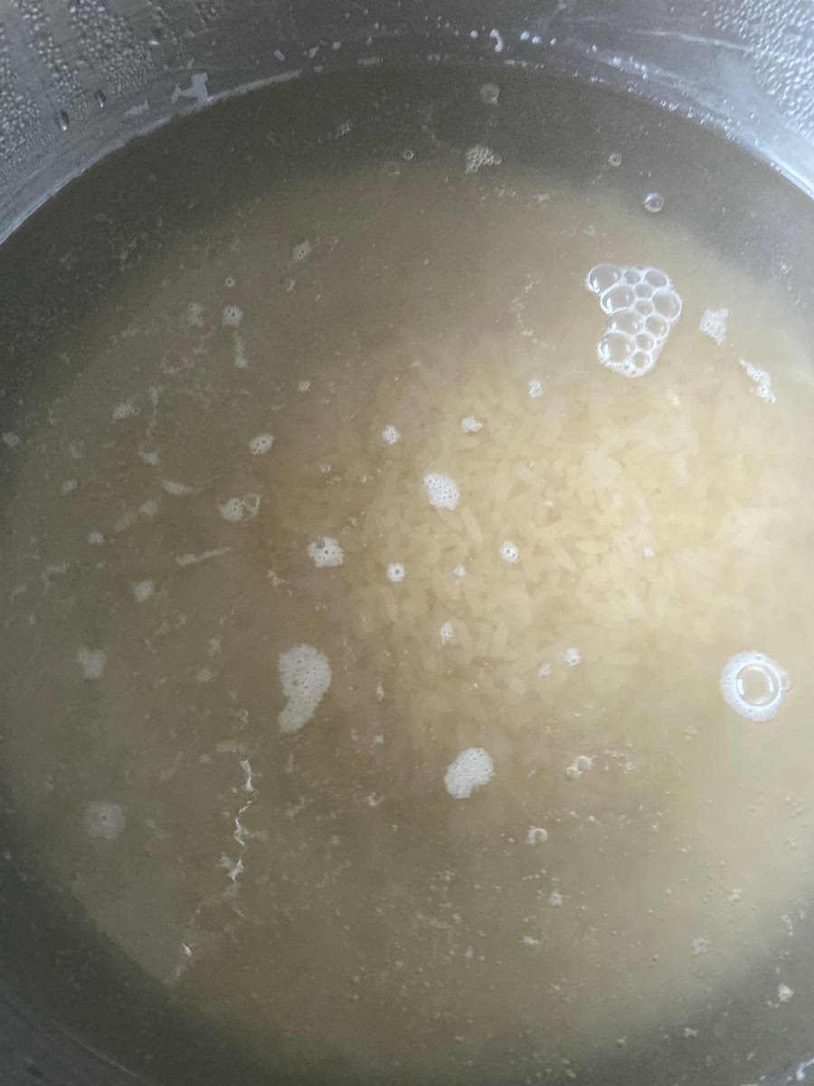 •	Verse le riz et laisse cuire environ 10 à 12 minutes (selon le type de riz).