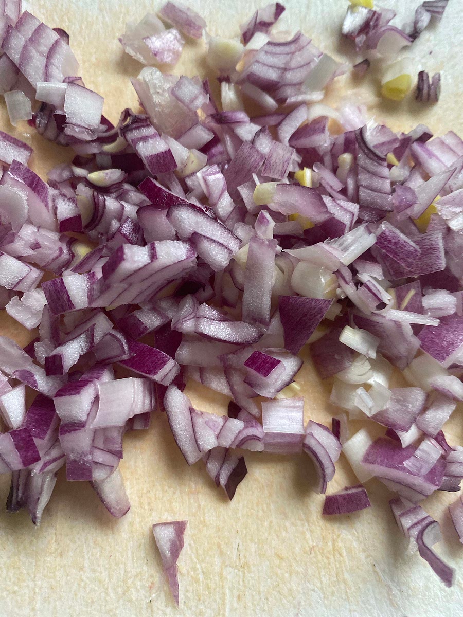 •	Épluche et émince finement l’oignon.