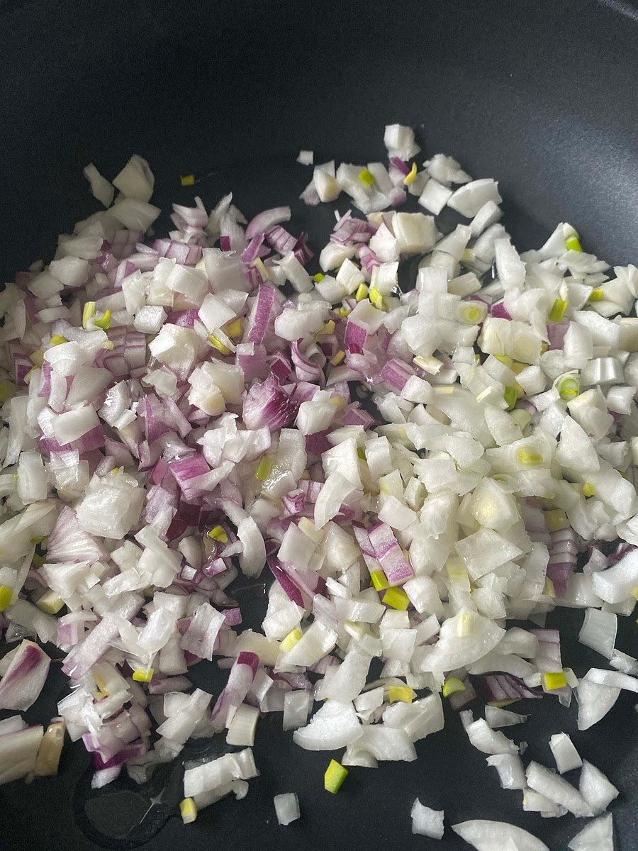 •	Dans une poêle, verse 1 cuillère d’huile.