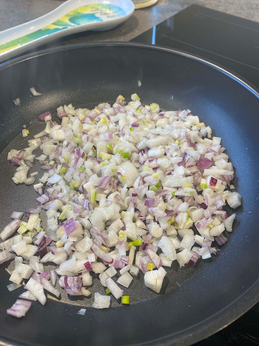 3. Faire revenir l’oignon