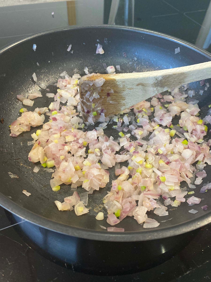 •	Fais chauffer à feu moyen, ajoute l’oignon et fais-le revenir jusqu’à ce qu’il soit doré (environ 3–4 min).