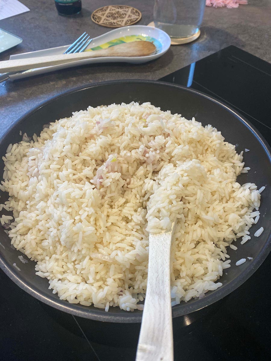 •	Ajoute le riz cuit dans la poêle.