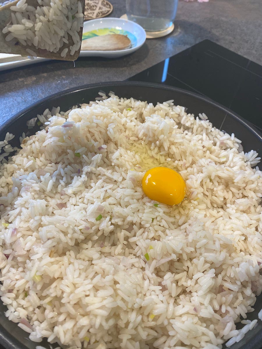 •	Casse l’œuf directement dans la poêle, sur le riz.