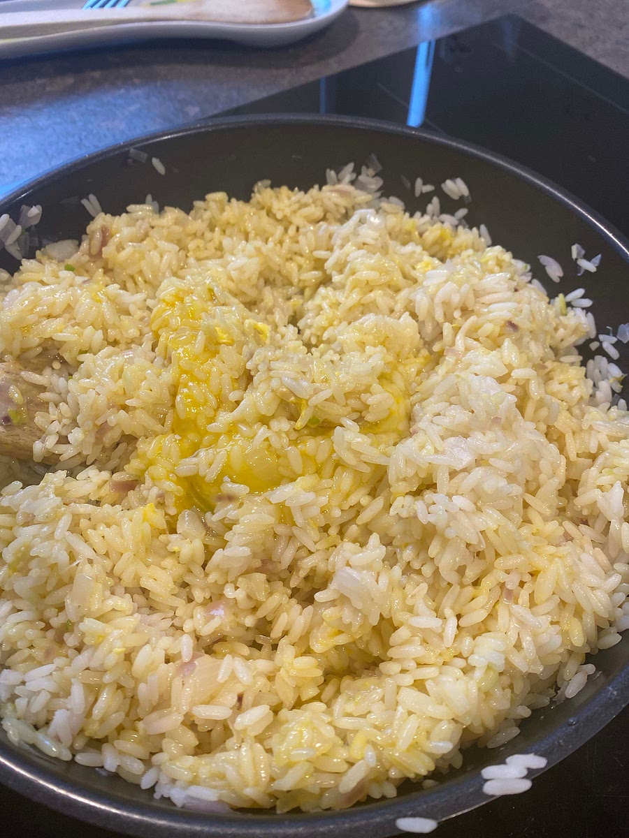 •	Mélange rapidement pour que l’œuf cuise en s’intégrant bien au riz, comme des œufs brouillés mélangés au riz.