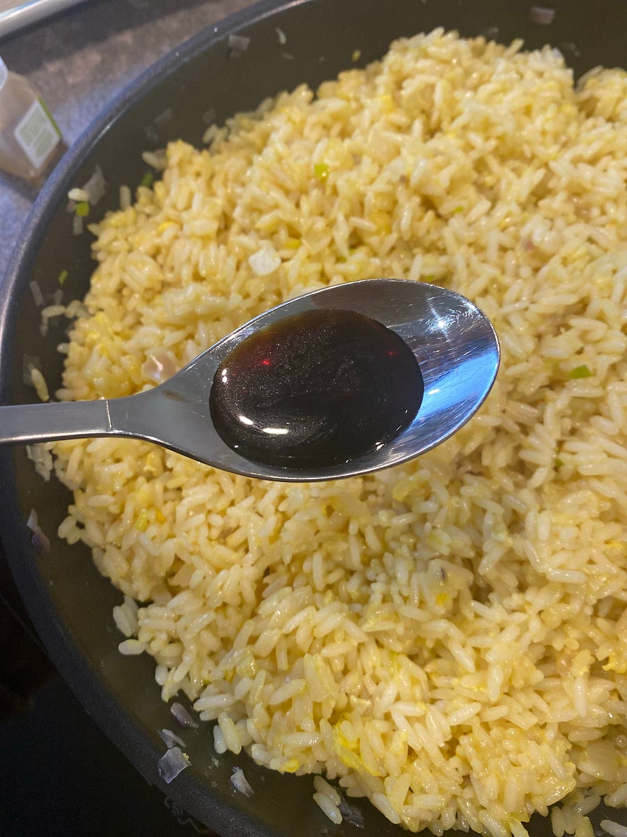 •	Verse 1 à 2 cuillères à soupe de sauce soja (selon ton goût – attention c’est salé !).